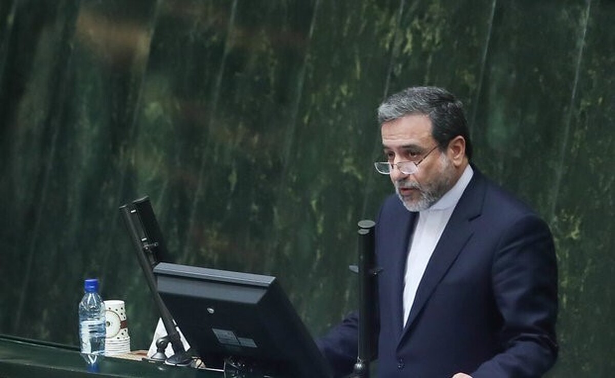 عکس عباس عراقچی در جلسه
