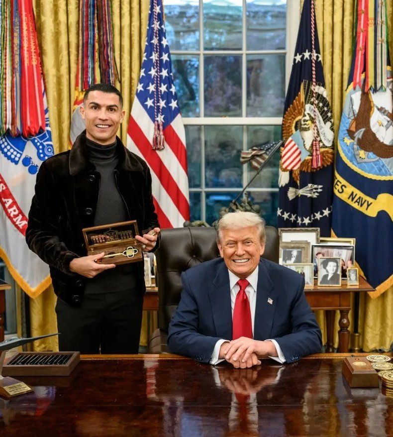 عکس هدیه ترامپ به رونالدو