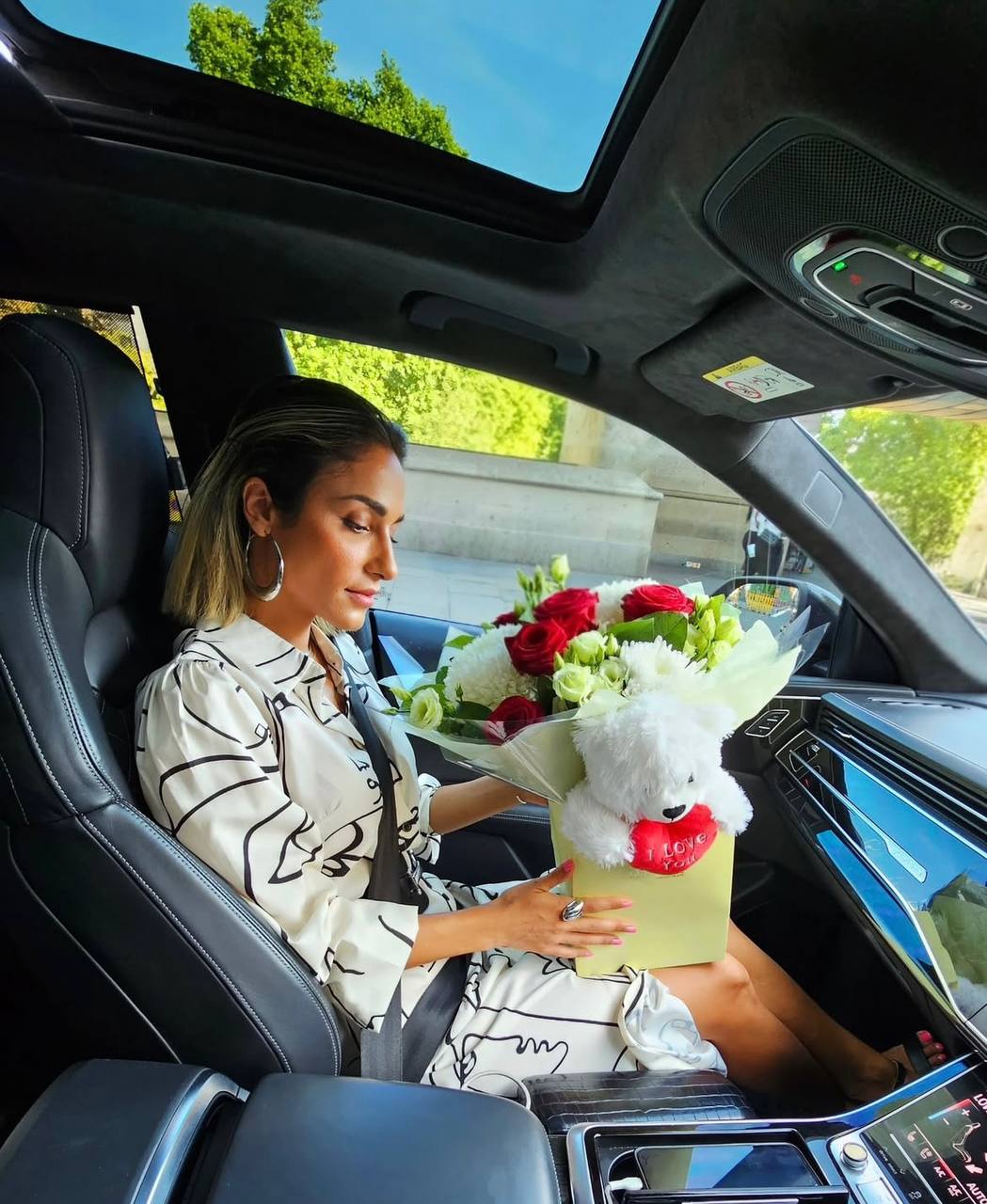 عکس آرزو علی زلفی و همکاران منوتو عکس آرزو علی زلفی و همکاران منوتو